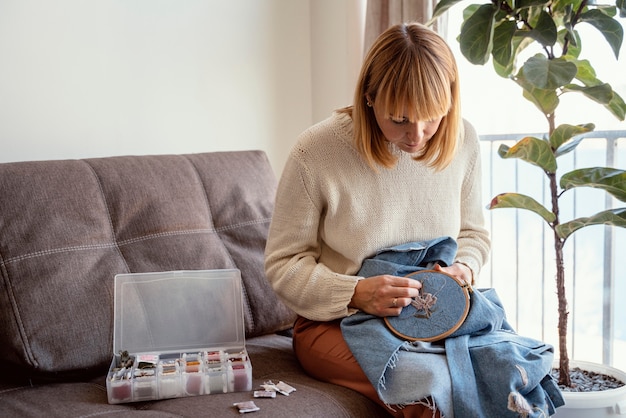 Рукодельница за работой